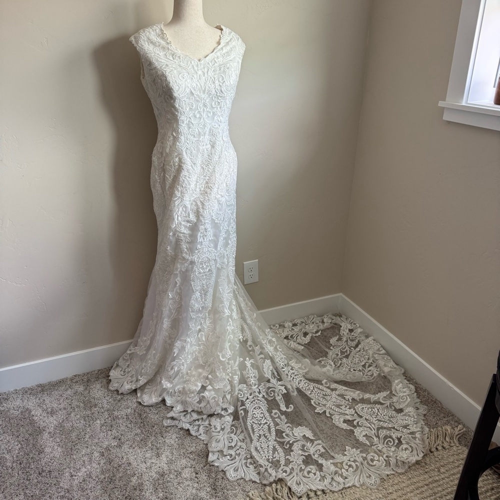 Wedding Dress Gown sz 6 White Lace floral Long Train Zip Button Mermaid Modest